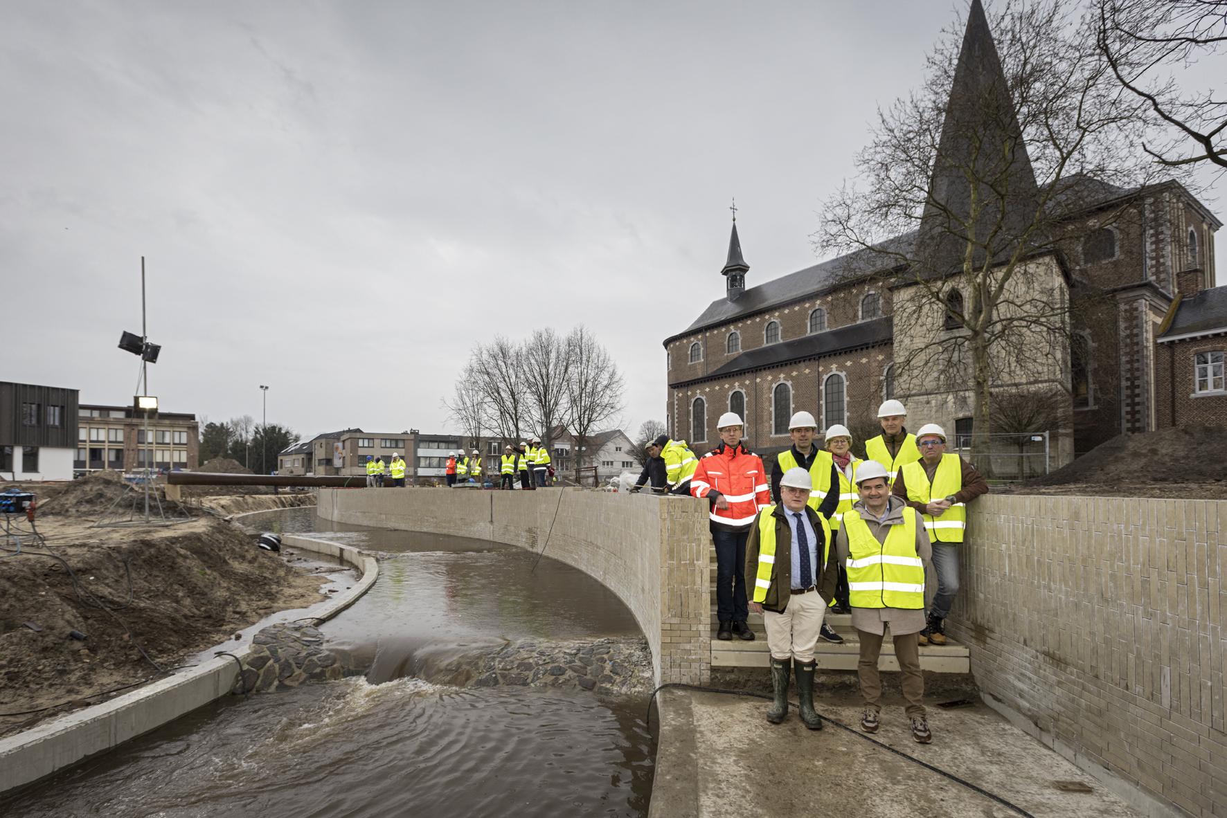 Roosterbeek stroomt door hartje Zonhoven, provincie Limburg neemt de nieuwe open bedding in gebruik